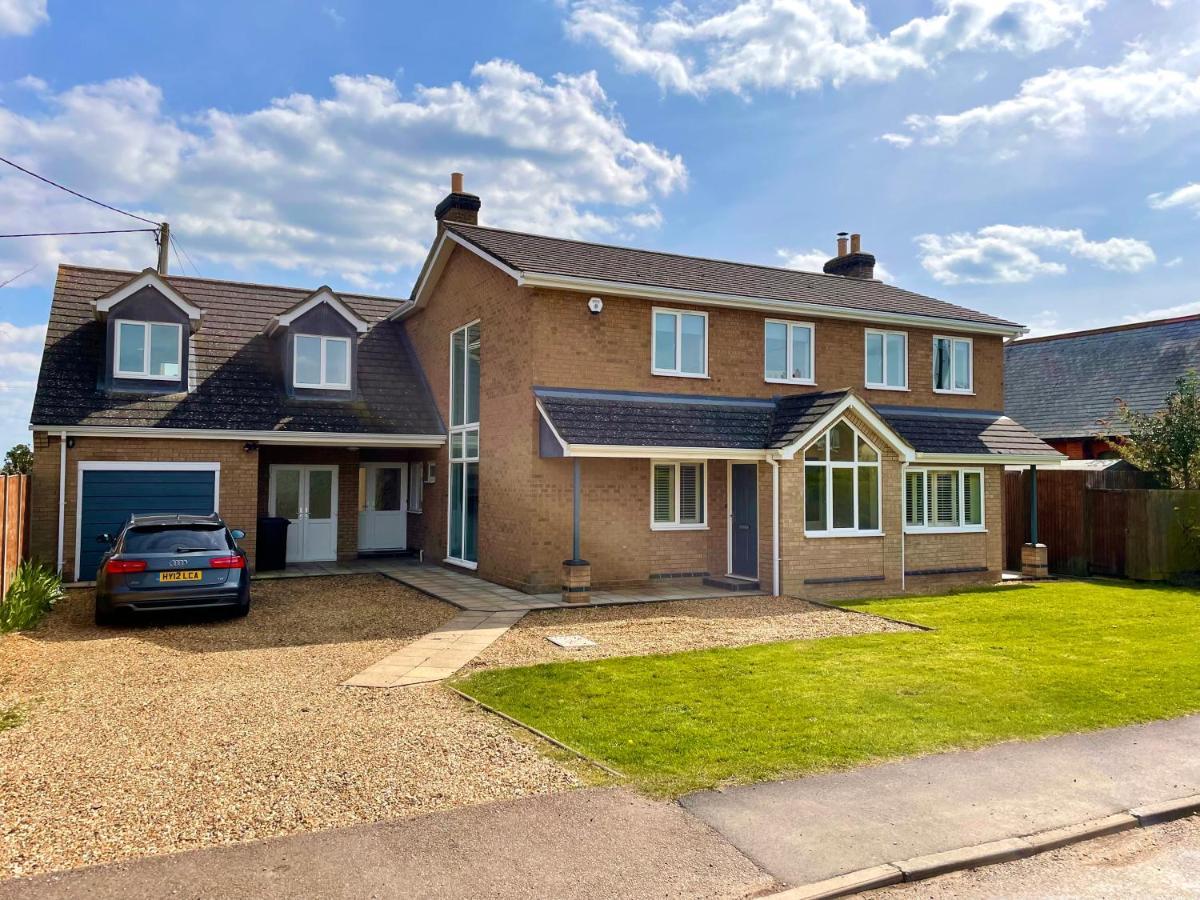 Executive Home With Plenty Of Room Ely Exterior foto